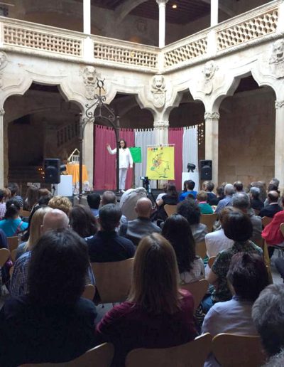 Cuentacuentos para público adulto en el Festival de cuentos de la biblioteca de Salamanca