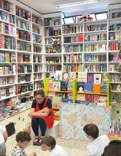 "Será que hay cuentos" es un cuentacuentos infantil para celebrar los libros. En la Librería Jarcha, 2023